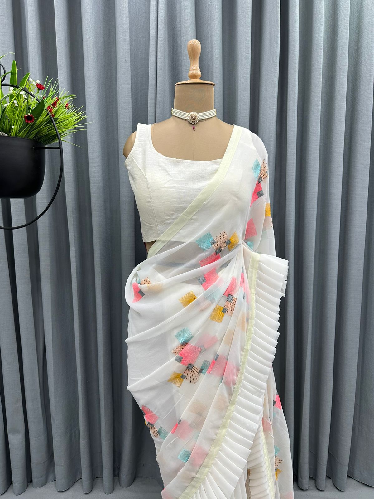 Printed White Saree Fancy Ruffle Feathers With Thread And Hot Fix Work With Banglori Silk Blouse