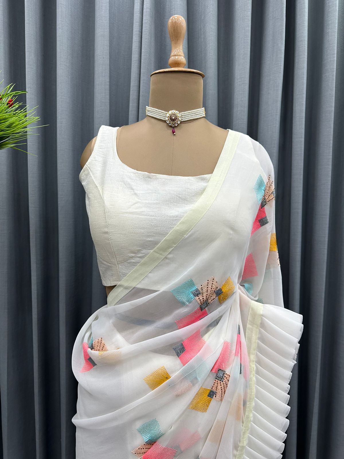 Printed White Saree Fancy Ruffle Feathers With Thread And Hot Fix Work With Banglori Silk Blouse